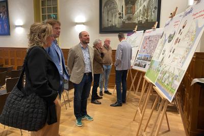 12-03-2025_Foto_Bijeenkomst_PrachtstadClub_Gemeente Alkmaar_Uitleg bij borden_2-min.jpg